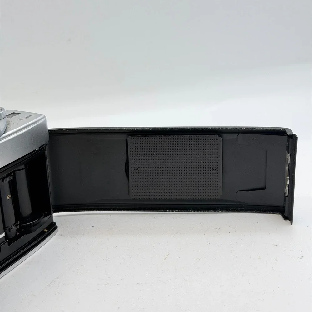 Minolta SR-7 Vintage 35mm SLR Film Camera Body Silver Black Made in Japan